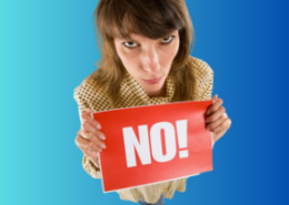 una mujer sujetando un cartel que dice no