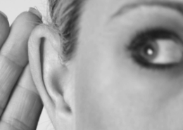mujer escuchando con la mano sobre la oreja. Imagen destacada del post de enrique de Mora, escucha para vender.