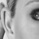mujer escuchando con la mano sobre la oreja. Imagen destacada del post de enrique de Mora, escucha para vender.