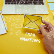 mano teclado de ordenador y las palabras email marketing