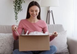 mujer cliente abriendo una sorpresa
