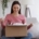 mujer cliente abriendo una sorpresa
